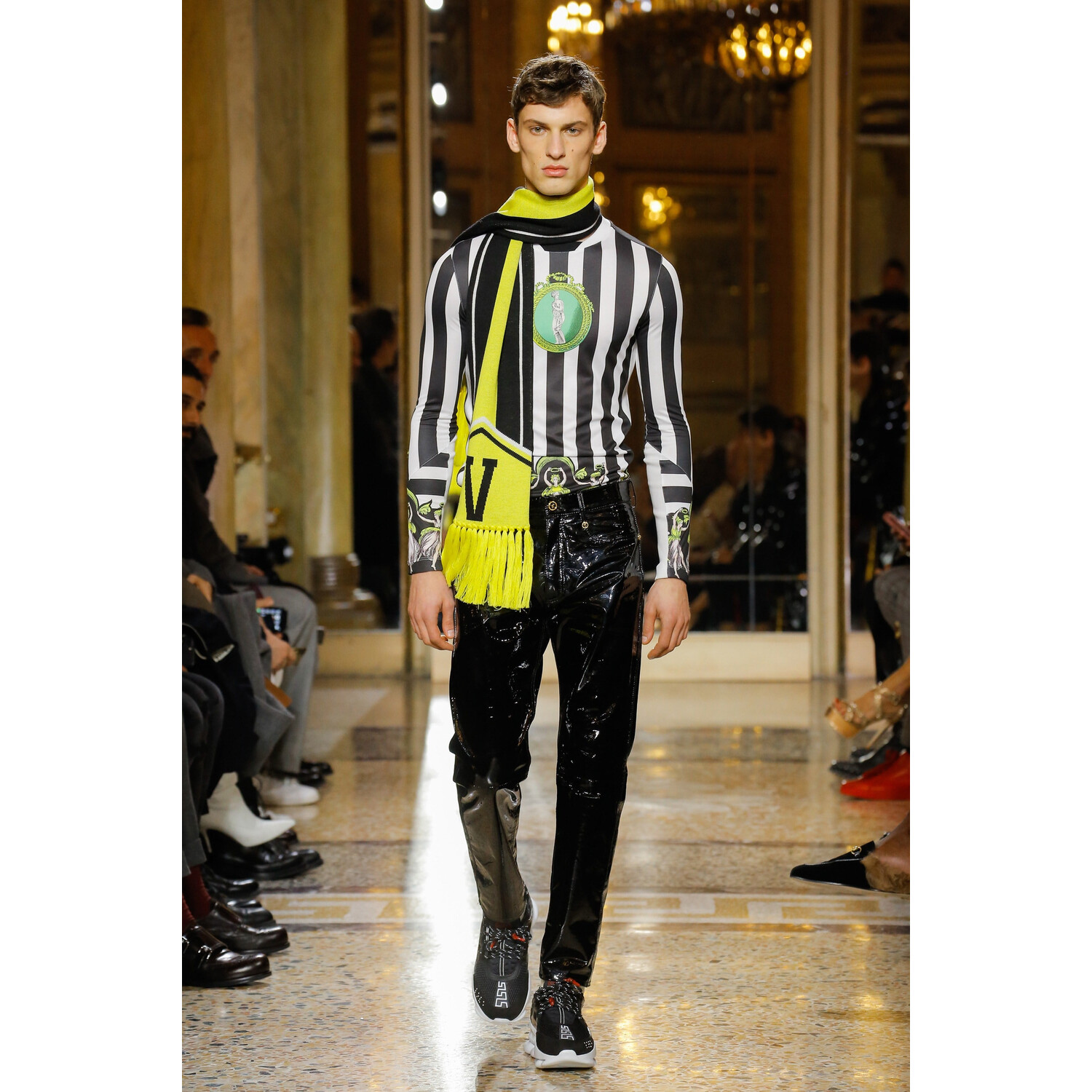 Фото Versace  FALL 2018 MENSWEAR Milan MFW коллекция Версаче осень 2018 мужская неделя моды в Милане Mainstyles